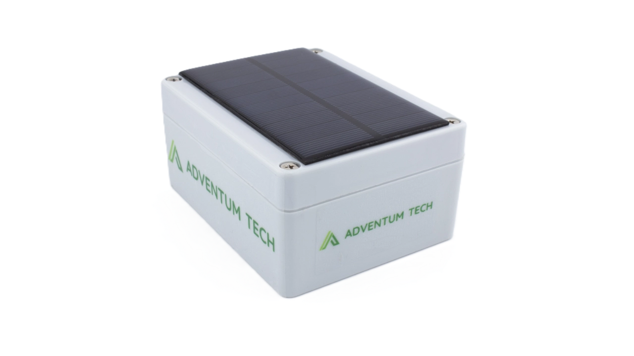QuakeControl Wireless Vibration Monitoring Sensor by Adventum Tech — side view Image of the QuakeControl real‑time vibration monitoring sensor by Adventum Tech, sensor photographed from the side